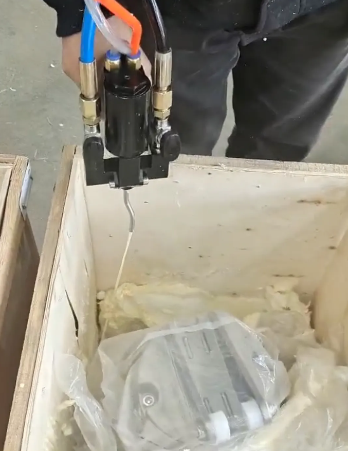聚氨酯發泡機泡沫填充貴重品的“移動安全艙” 聚氨酯發泡機泡沫填充貴重品的“移動安全艙”