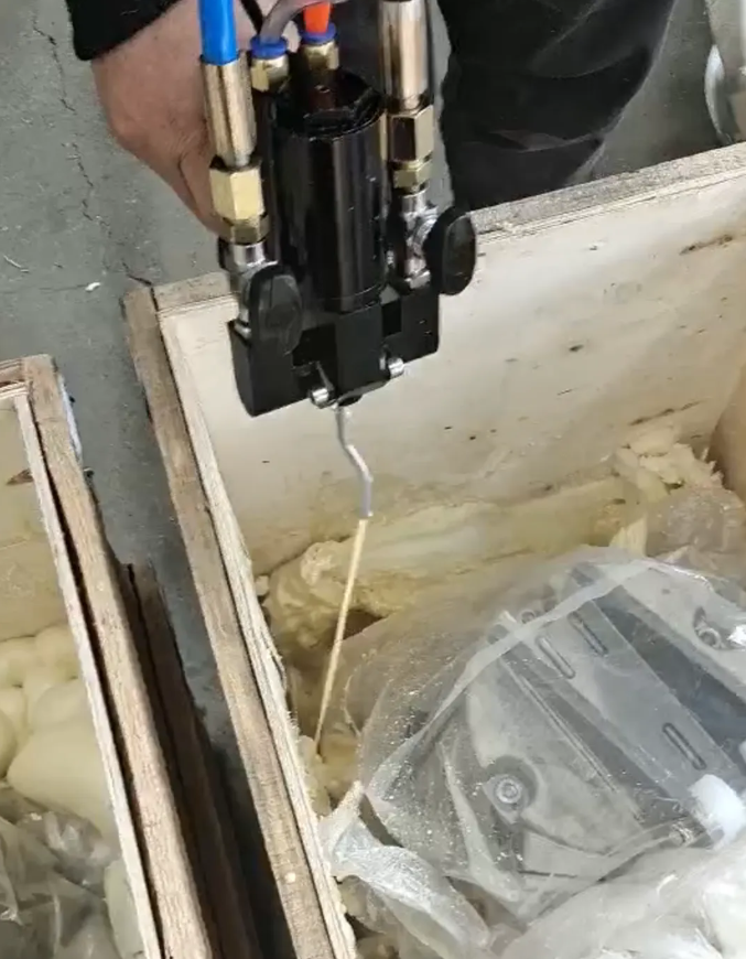 聚氨酯發泡機泡沫填充貴重品的“移動安全艙” 聚氨酯發泡機泡沫填充貴重品的“移動安全艙”